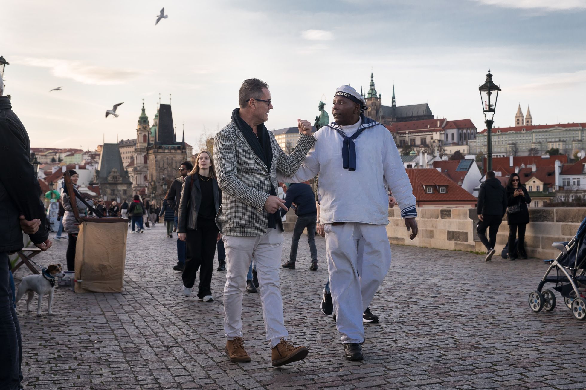Královská cesta, Praha - turismus, reklama, reklamní smog, overturismus, turisté, námořník, Pražské benátky