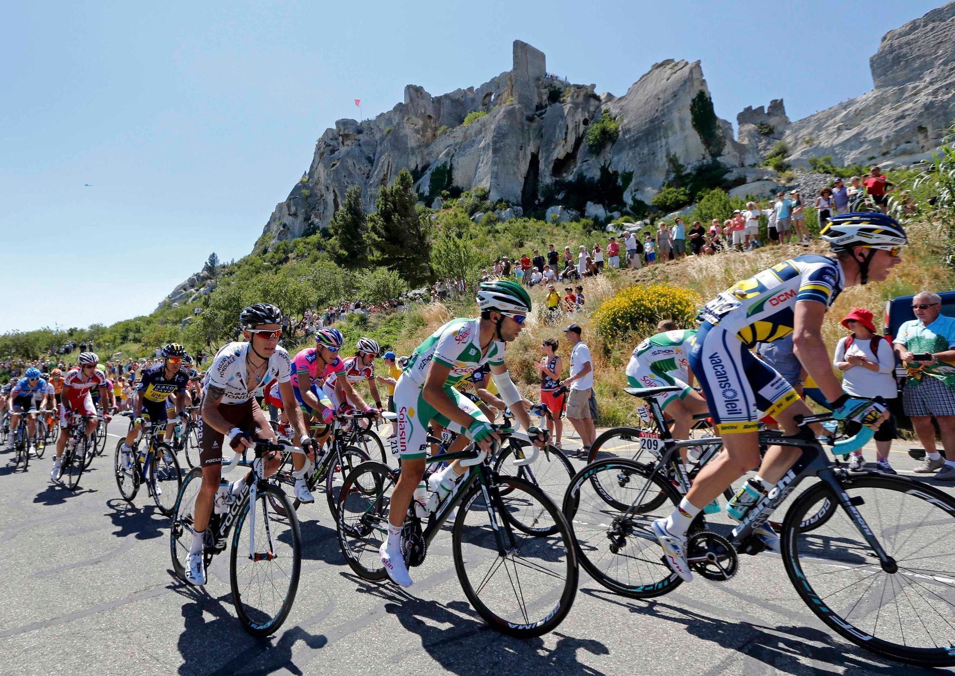 Hlavní peloton jezdců v šesté etapě Tour de France