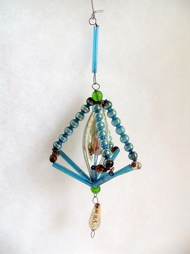 Skleněné ozdoby spojené drátkem