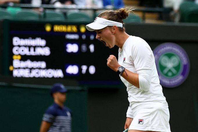 Barbora Krejčíková v osmifinále Wimbledonu 2024 s Danielle Collinsovou