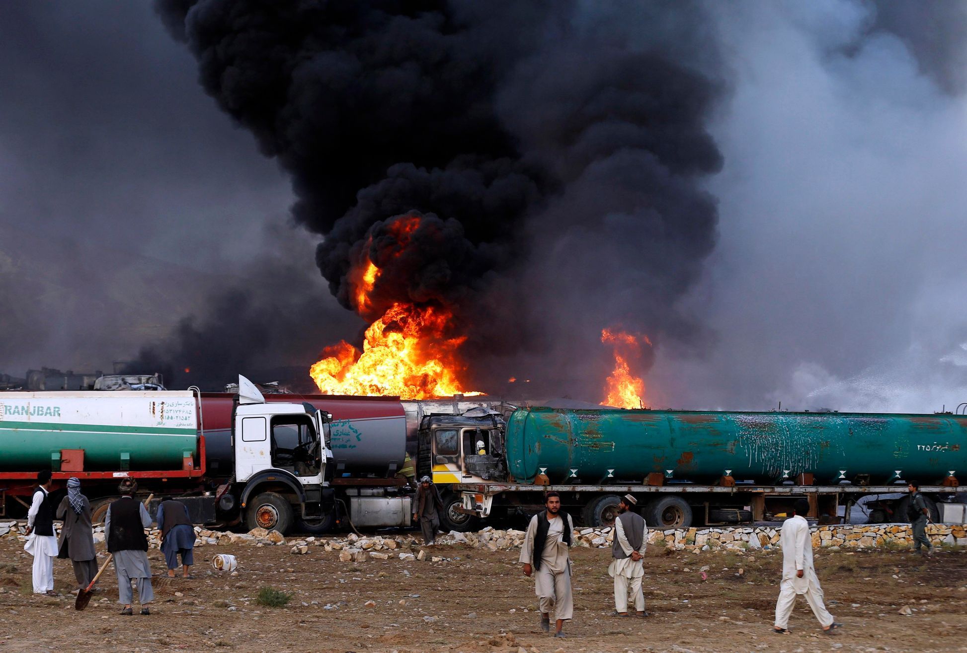 Cistery s palivem hoří po útoku Tálibánu na okraji Kábulu.
