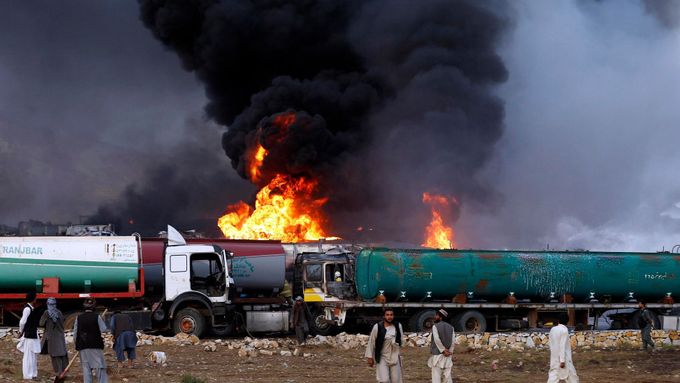 Cisterny s palivem hoří po útoku Tálibánu na okraji Kábulu.
