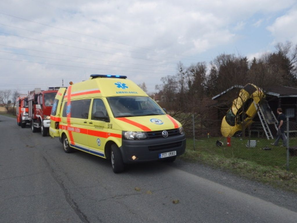 Auto zakliněné v chatce