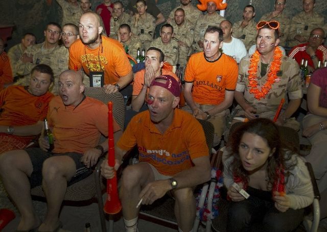 Fanoušci oslavují výhru Španělska na MS (Kábul)