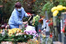 Květiny dražší o třetinu, svíčky o skoro polovinu. Na Dušičky si Češi letos připlatí