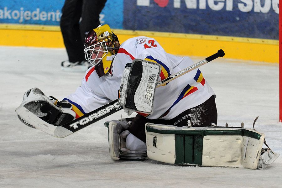 Hokejový brankář Marek Schwarz chytá kotouč v přípravném utkání HC Sparta Praha - HC LEV Praha před sezónou 2012/13.
