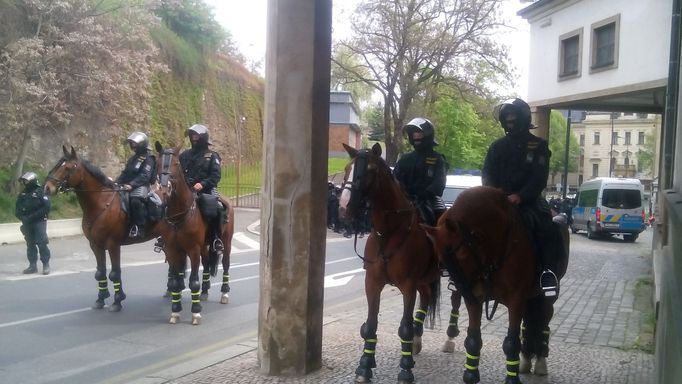 Policisté u Strakovy akademie.