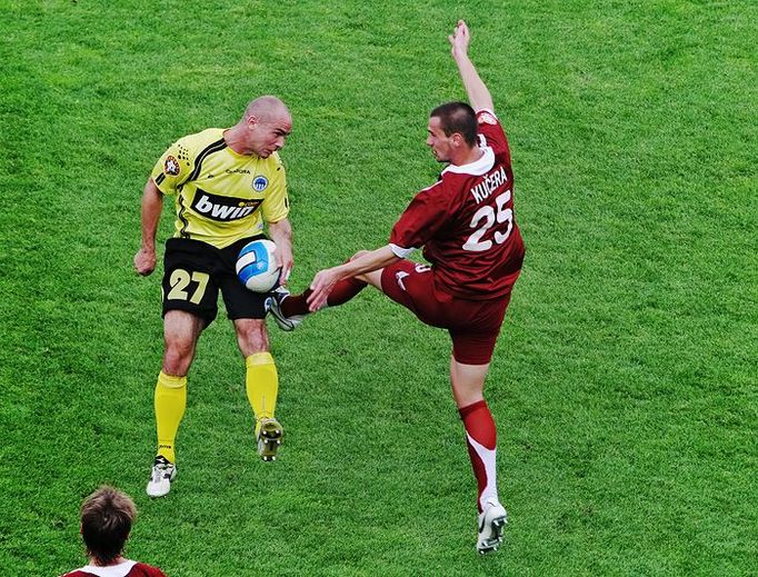 Jan Nezmar (Liberec) si při kontaktu se Štěpánem Kučerou (Sparta) šáhl na míč.