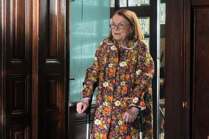 Iva Janžurová jako Olga.