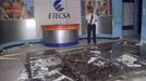 A security guard stands inside a damaged office of Cuban national telecommunications company ETECSA, after Hurricane Sandy hit Santiago de Cuba October 25, 2012. Strengthening rapidly after tearing into Jamaica and crossing the warm Caribbean Sea, Sandy hit southeastern Cuba early on Thursday with 105-mph winds that cut power and blew over trees across the city of Santiago de Cuba. Reports from the city of 500,000 people, about 470 miles (750 km) southeast of Havana spoke of significant damage, with many homes damaged or destroyed. REUTERS/Miguel Rubiera/Cuban Government National Information Agency-AIN/Handout (CUBA - Tags: ENVIRONMENT DISASTER BUSINESS TELECOMS) FOR EDITORIAL USE ONLY. NOT FOR SALE FOR MARKETING OR ADVERTISING CAMPAIGNS. THIS IMAGE HAS BEEN SUPPLIED BY A THIRD PARTY. IT IS DISTRIBUTED, EXACTLY AS RECEIVED BY REUTERS, AS A SERVICE TO CLIENTS Published: Říj. 25, 2012, 7:37 odp.