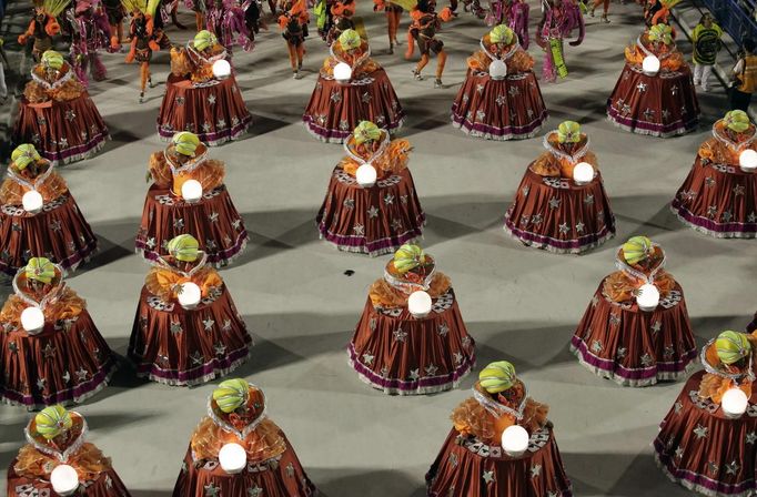 Revellers of Sao Clemente samba school participate on the second night of the annual Carnival parade in Rio de Janeiro's Sambadrome, February 11, 2013. REUTERS/Ricardo Moraes (BRAZIL - Tags: SOCIETY) Published: Úno. 12, 2013, 12:47 dop.