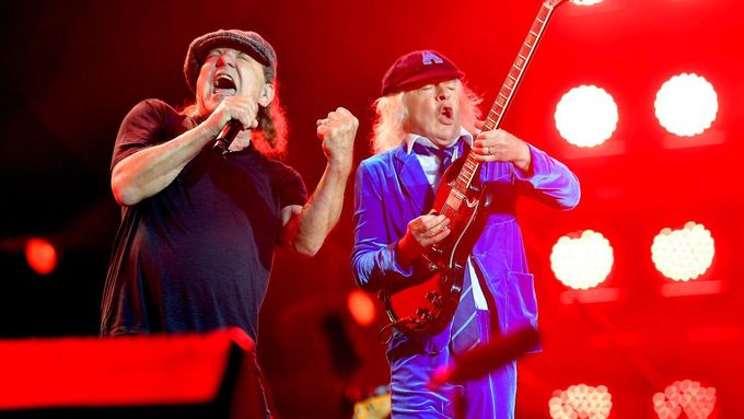 Zpěvák Brian Johnson a kytarista Angus Young (na fotografii z loňského koncertu v Mnichově) přijedou s AC/DC také do Prahy.