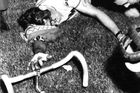V září téhož roku 1969 ale přijde tragédie. Doma v Belgii zápolí na dráze v tradičním závodě Derny, kde jezdí cyklisté v závěsu za motocyklem. Připlete se k pádu na čele závodu, jeho vodič na motorce Fernand Wambst umírá a Merckx uniká smrti jen s vážnými zdravotními problémy.