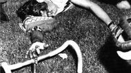 V září téhož roku 1969 ale přijde tragédie. Doma v Belgii zápolí na dráze v tradičním závodě Derny, kde jezdí cyklisté v závěsu za motocyklem. Připlete se k pádu na čele závodu, jeho vodič na motorce Fernand Wambst umírá a Merckx uniká smrti jen s vážnými zdravotními problémy.