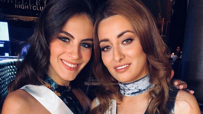 Miss Izraele Adar Gandelsmanová (vlevo) a Miss Iráku Sará Idanová.