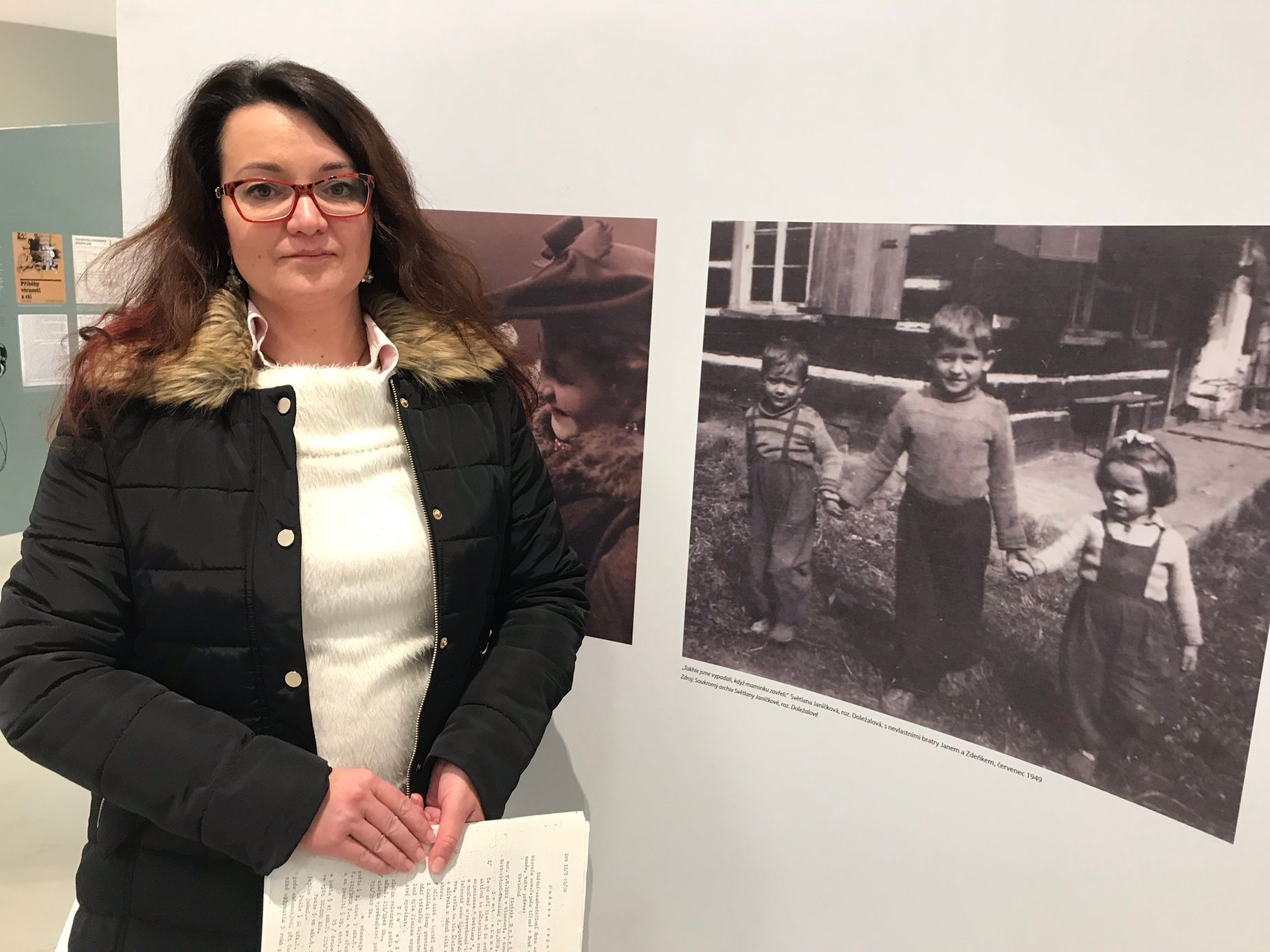 Lenka Petrášová na výstavě, která mapuje mimo jiné nespravedlivé odsouzení a věznění její babičky Aloisie Doležalové