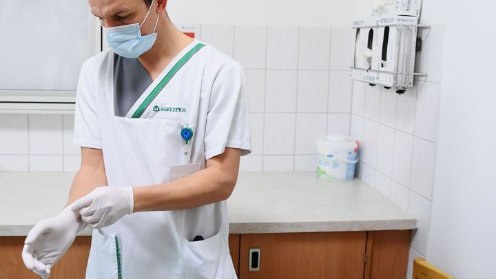 "Neočkovaný zdravotník hledá práci, spěchá." Německá média zaplavily falešné inzeráty; Zdroj foto: Reuters