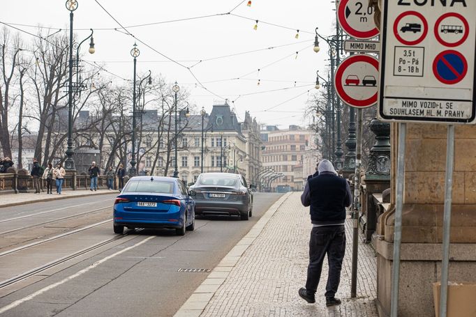 Most Legií v Praze a jak funguje v praxi omezení vjezdu vozidel širších než dva metry.