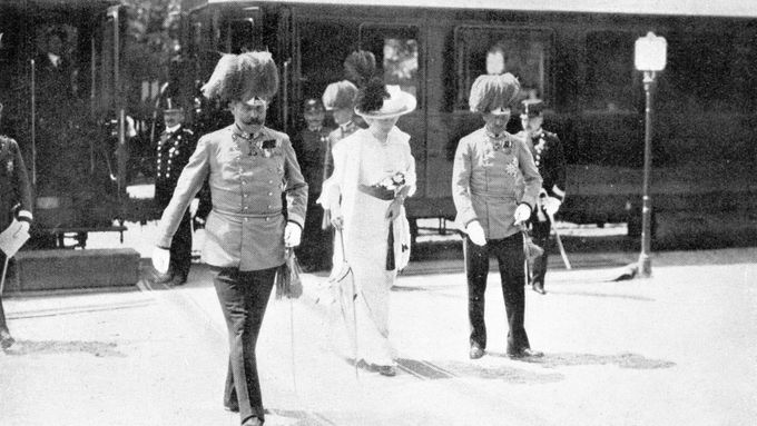 Arcivévoda František Ferdinand d'Este (vlevo) po příjezdu na nádraží v Sarajevu v červnu 1914. Vpravo je jeho manželka Žofie a rakouský generál jezdectva Potiorek.