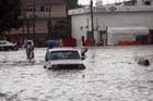 Záplavy uvěznily v mexickém Acapulku 40 000 turistů