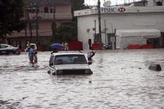Záplavy uvěznily v mexickém Acapulku 40 000 turistů