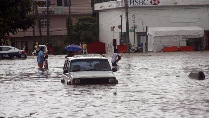 Záplavy v mexickém Acapulku.