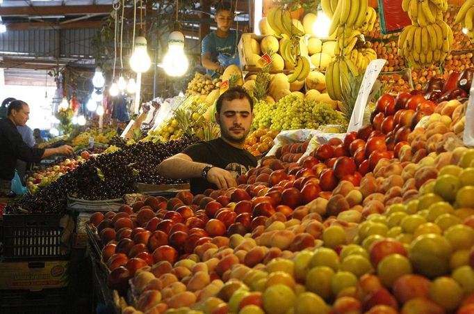 A vendor arranges his goods on display as Muslims shop in preparation for the fasting month of Ramadan, at a popular market in Al Hussein Palestinian refugee camp in Amman July 8, 2013. Ramadan is the holiest month in the Islamic calendar. REUTERS/Majed Jaber (JORDAN - Tags: FOOD RELIGION SOCIETY) Published: Čec. 8, 2013, 1:27 odp.