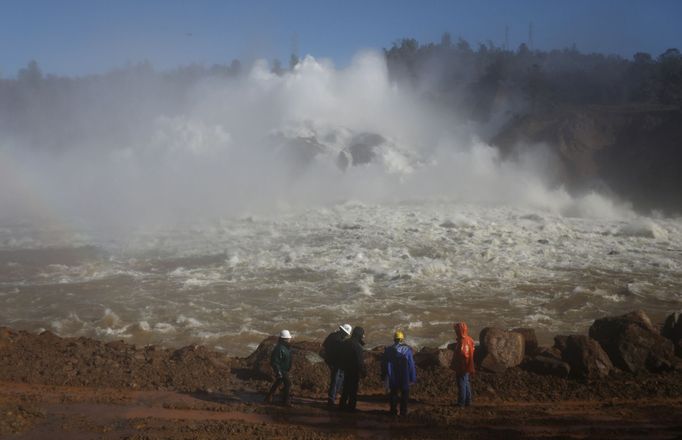 Upouštění vody z kalifornské přehrady Oroville.