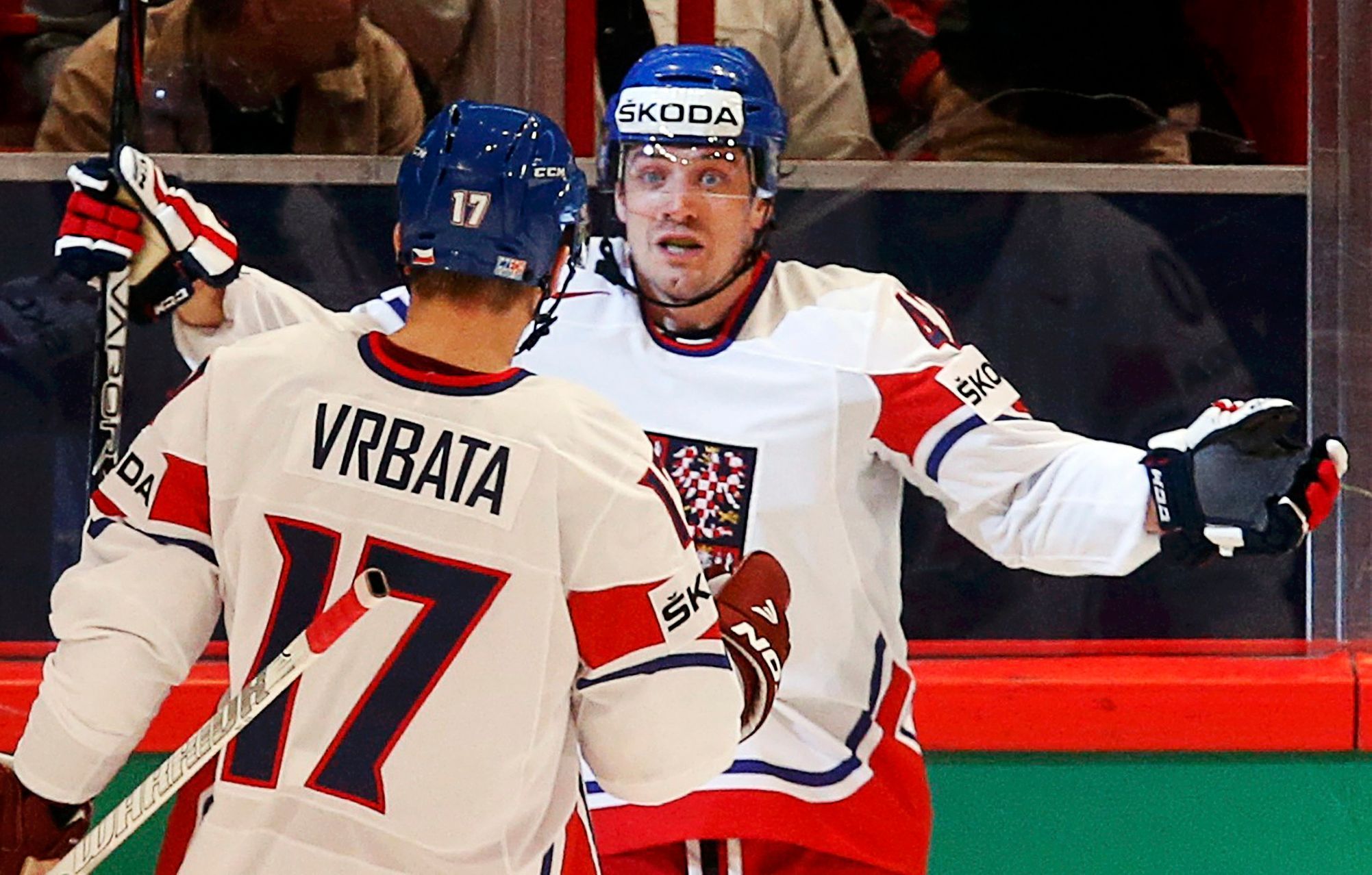 Hokej, MS 2013, Česko - Kanada: Petr Koukal (vpravo) a Radim Vrbata slaví gól na 1:1