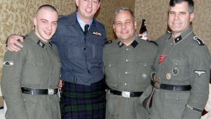 Republikánský kandidát Rich Iott (druhý zprava) v nacistické uniformě.