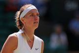 Petra Kvitová druhé kolo Wimbledonu proti Kristině Mladenovicové nezačala vůbec dobře.