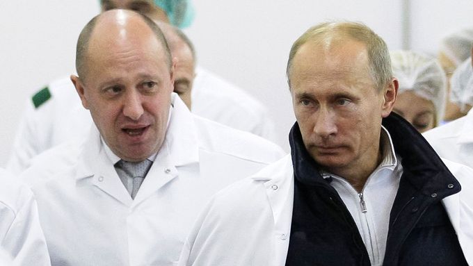 Zakladatel Wagnerovy skupiny, ruský oligarcha Jevgenij Prigožin (vlevo), po boku prezidenta Vladimira Putina.