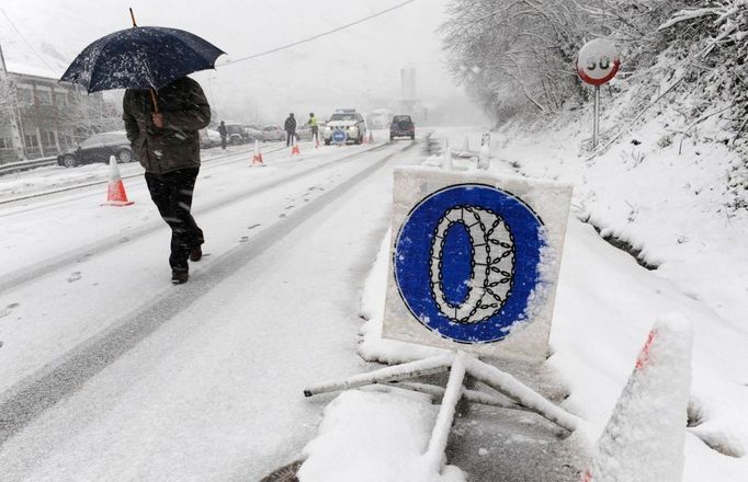 "Nasaďte si řetězy" aneb sněhová kalamita ve španělském severním regionu zvaném Asturie.