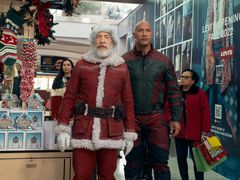 Na fotografii z filmu Red One jsou J. K. Simmons jako Santa Claus a Dwayne Johnson v roli Calluma.