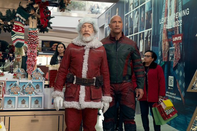 J. K. Simmons jako Santa Claus a Dwayne Johnson v roli Calluma.