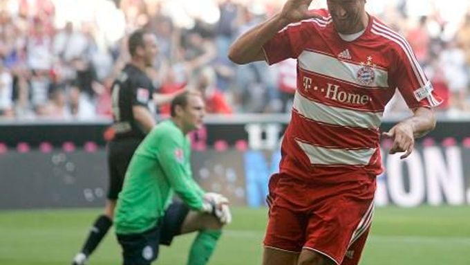 Luca Toni slaví gól do sítě Herthy Berlín (v pozadí brankář Jaroslav Drobný)