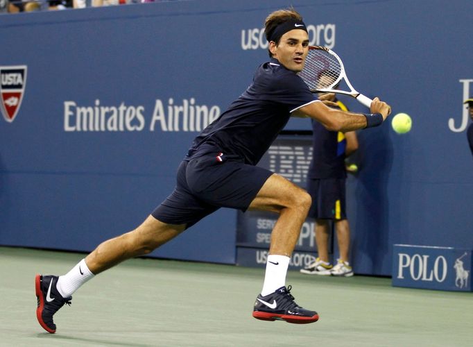 Švýcarský tenista Roger Federer hraje s Čechem Tomášem Berdychem na US Open 2012.