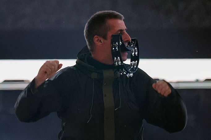 Britská skupina Oasis, která se dala dohromady loni po 15 letech, v pátek koncertem ve velšském Cardiffu zahajuje světové turné.