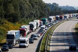 Doprava proto hodiny stála, německá media uvádějí, že se zastavily nejméně čtyři přístupové trasy do Mnichova.