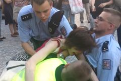 Aktivistka, která na demonstraci zranila policistu, dostala měsíční podmínku. Na místě se odvolala