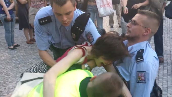 Zranění policisty na demonstraci