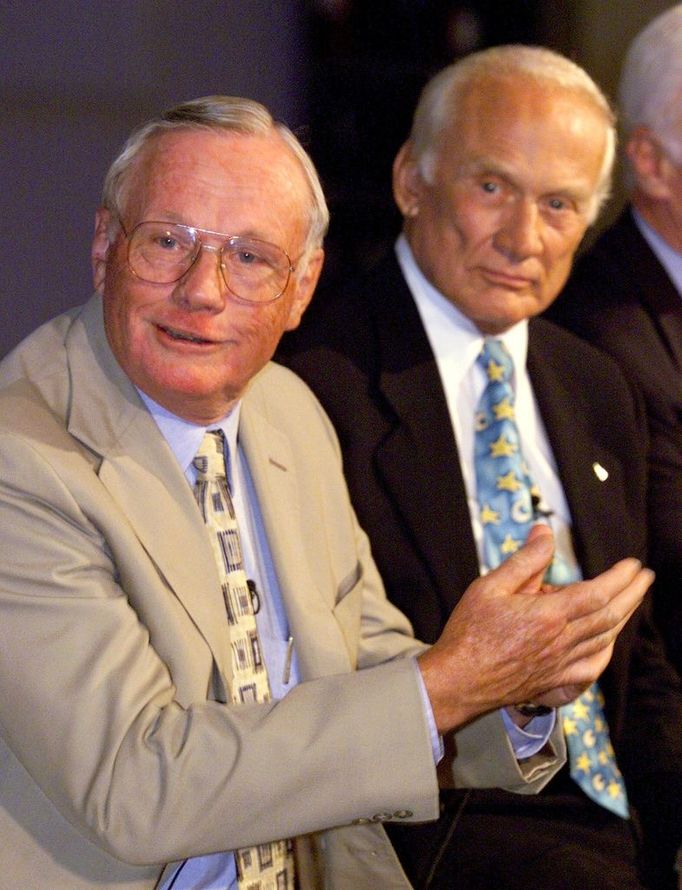 Neil Armstrong a Buzz Aldrin v Kennedyho vesmírném centru 16.7. 1999 (30. výročí letu Apolla 11)