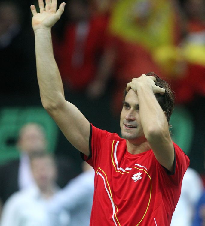 Španělský tenista David Ferrer ve finále Davis Cupu 2012 proti Čechovi Tomáši Berdychovi.