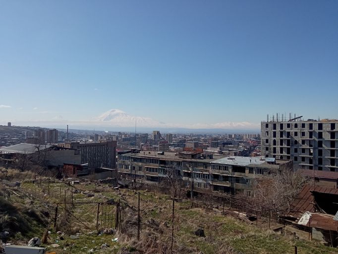 Zejména na jaře je zasněžená hora Ararat vidět z mnoha míst Jerevanu, hlavního města Arménie.