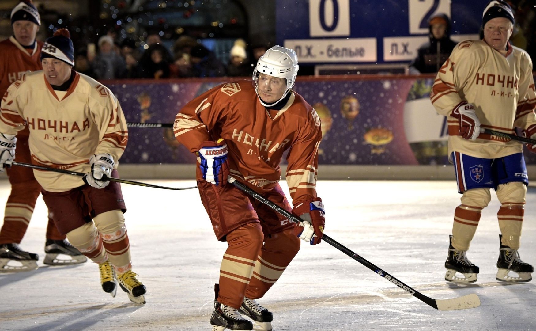 Vladimir Putin hraje hokej na Rudém náměstí