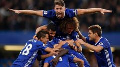 Fotbalisté Chelsea se radují z výhry nad Manchesterem United