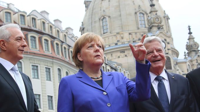 Saský premiér Stanislaw Tilich, spolková kancléřka Angela Merkelová a prezident Joachim Gauck (zleva doprava) v Drážďanech.