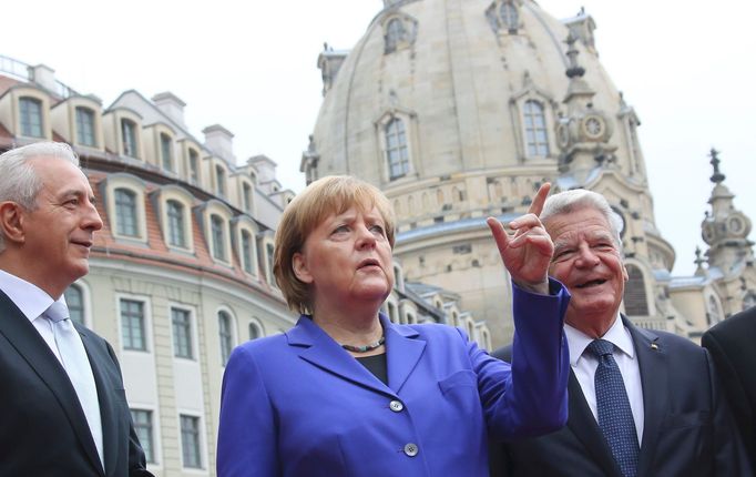 Saský premiér Stanislaw Tilich, spolková kancléřka Angela Merkelová a prezident Joachim Gauck (zleva doprava) v Drážďanech.