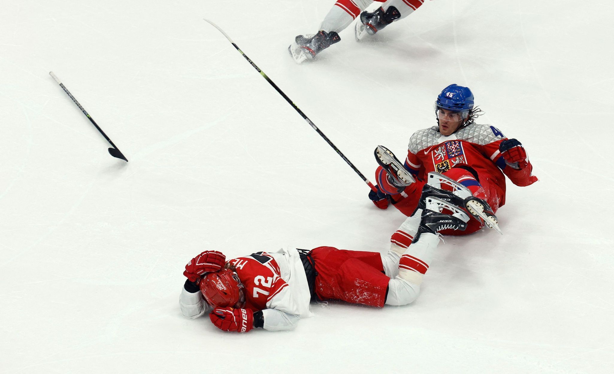 OH 2022, Peking, hokej, Česko - Dánsko, Nicolai Meyer, Lukáš Sedlák