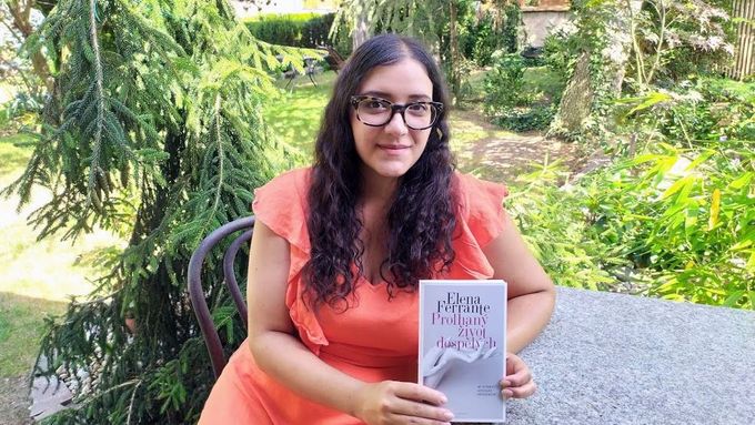 Překladatelka Sarah Baroni s novým románem Eleny Ferrante.